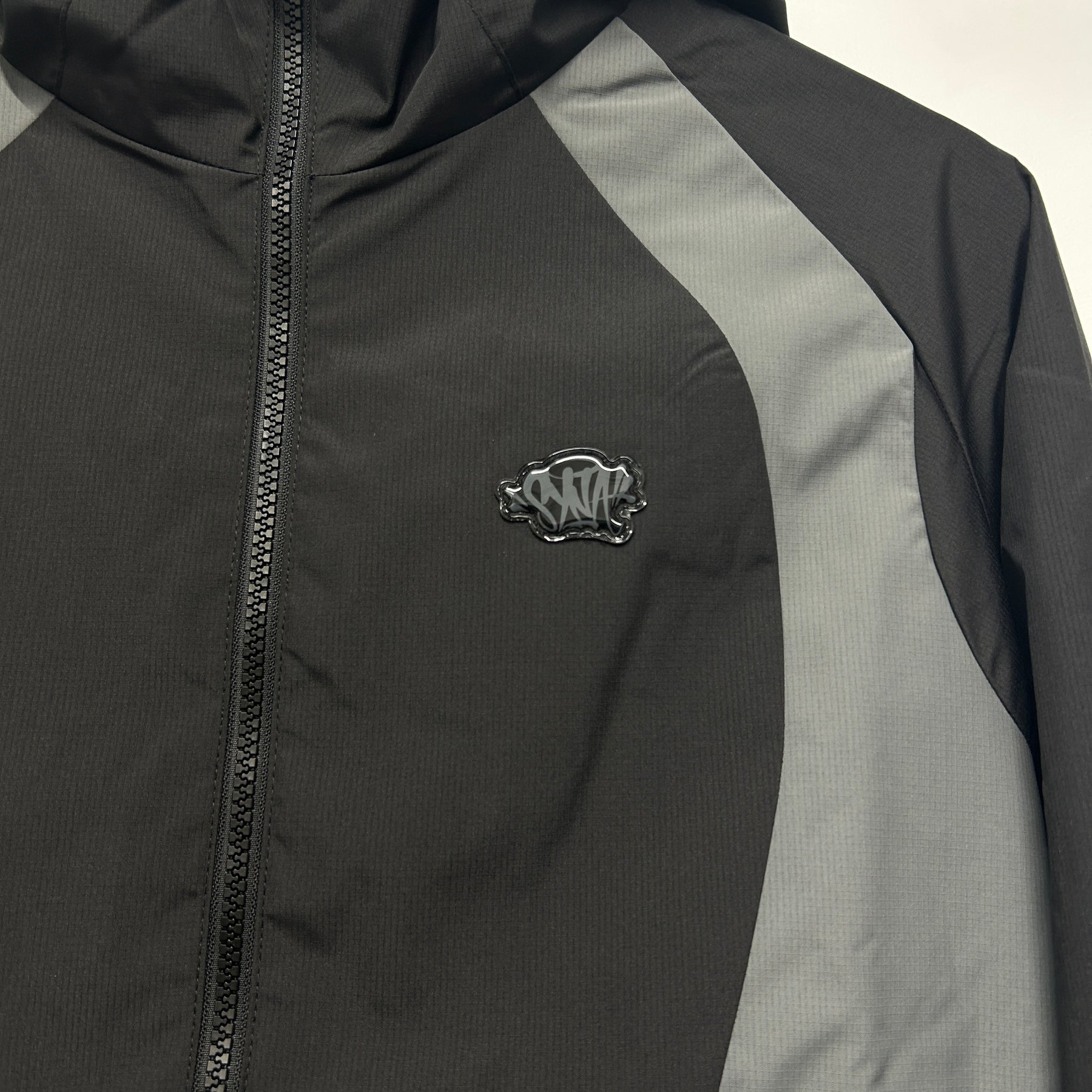 SYNA WINDBREAKER - BLACK