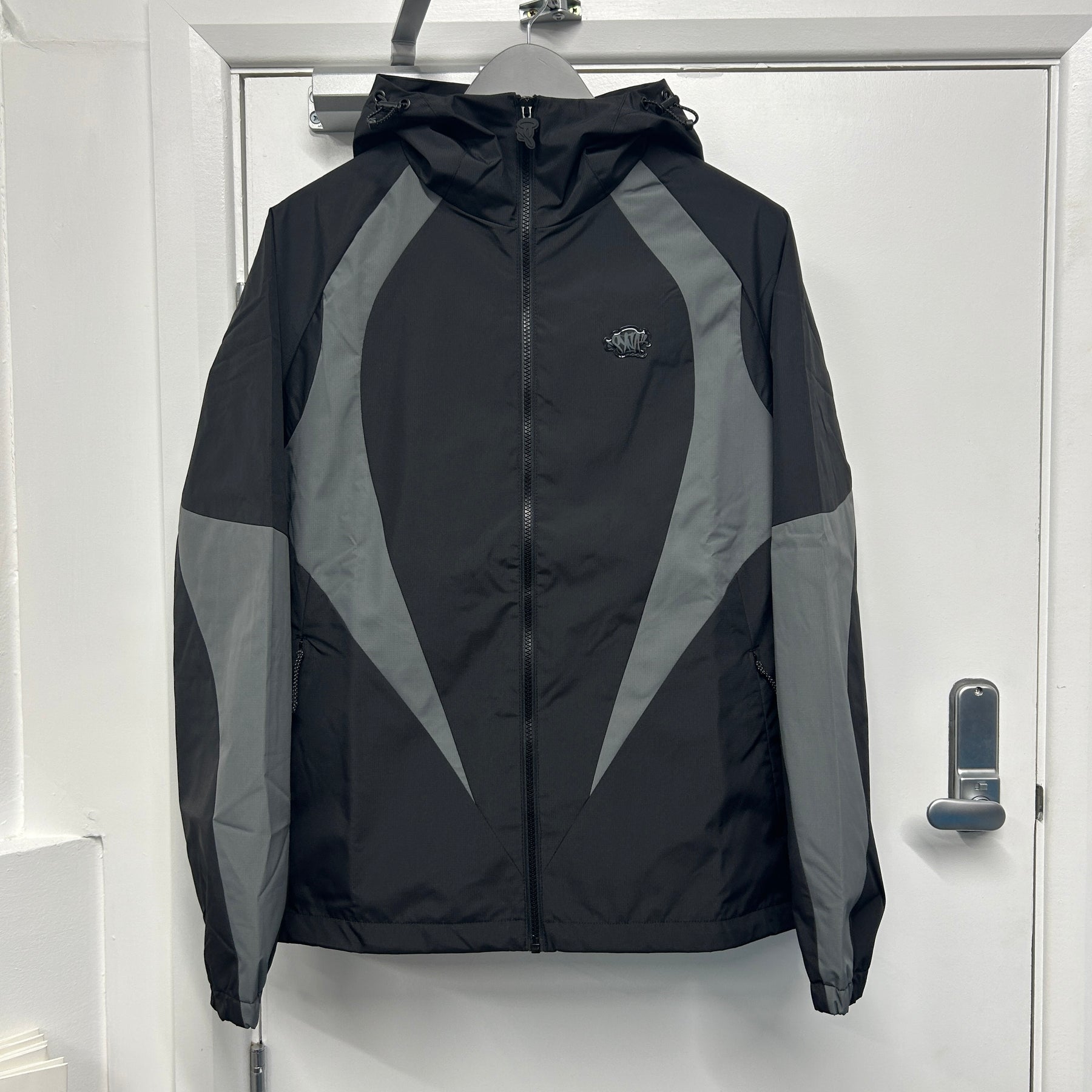 SYNA WINDBREAKER - BLACK
