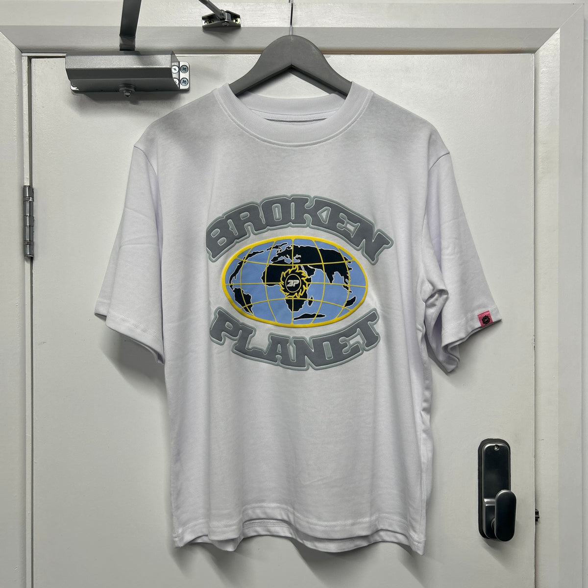 BROKEN PLANET GLOBE TEE