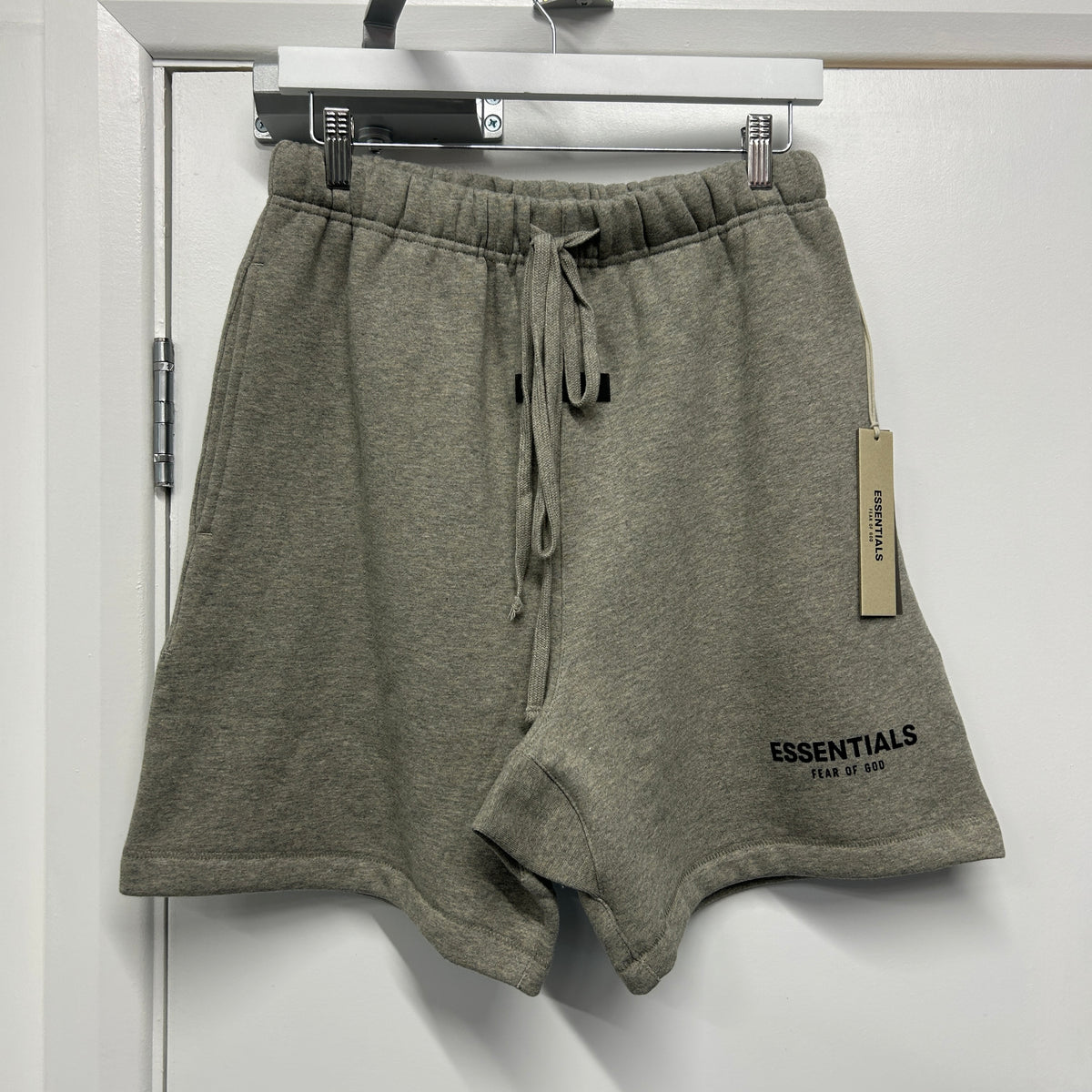 ESSENTIALS SHORTS - DARK OAT