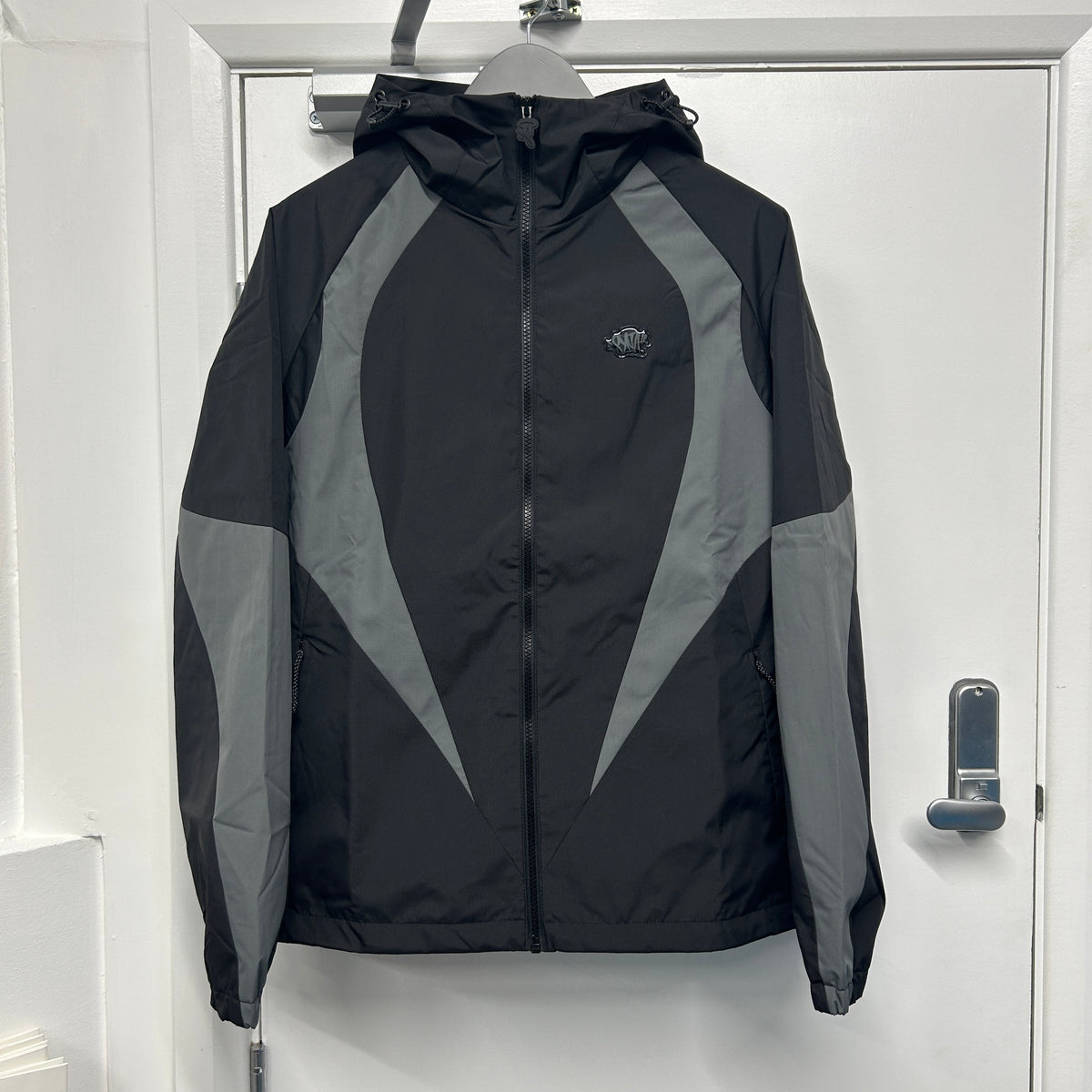 SYNA WINDBREAKER - BLACK