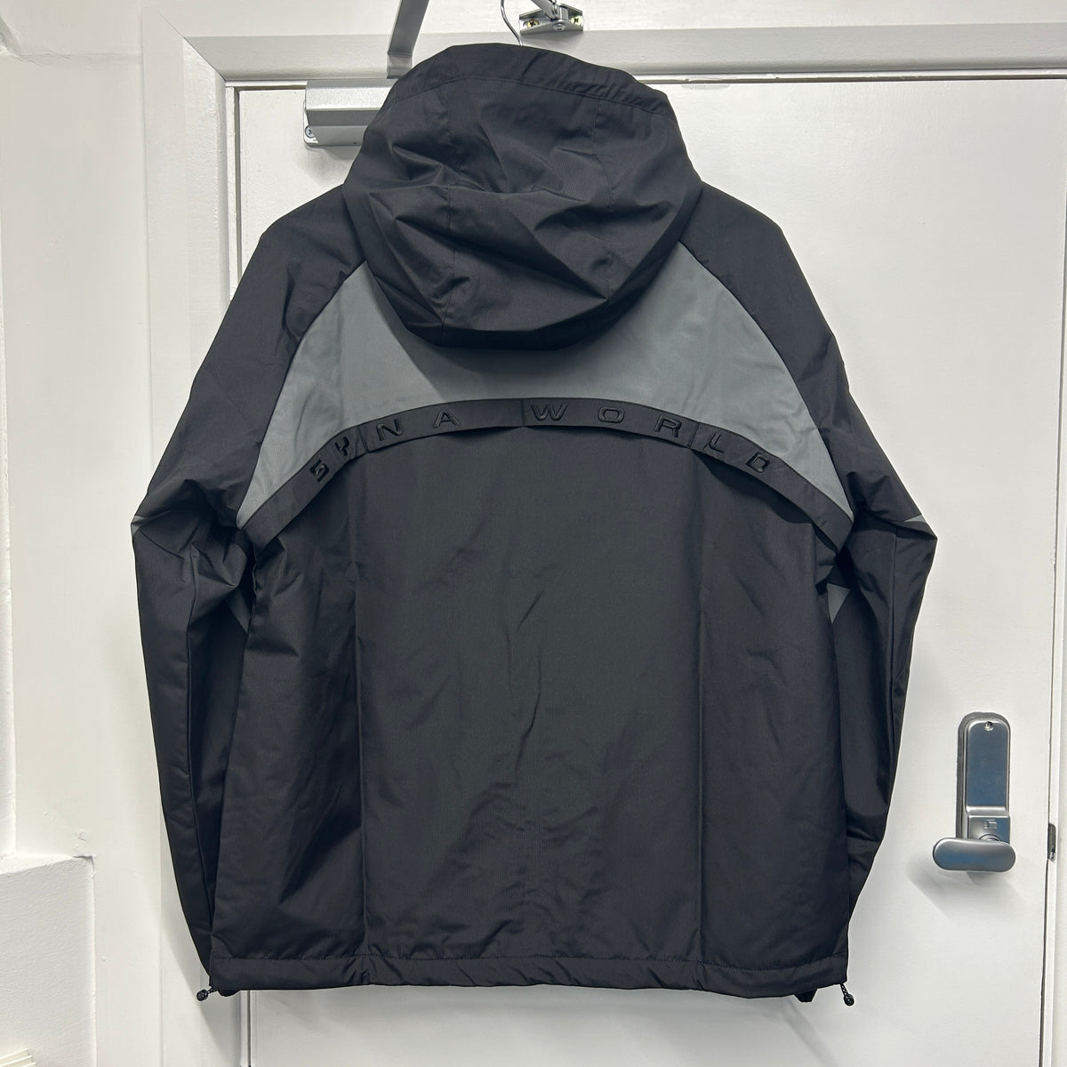 SYNA WINDBREAKER - BLACK