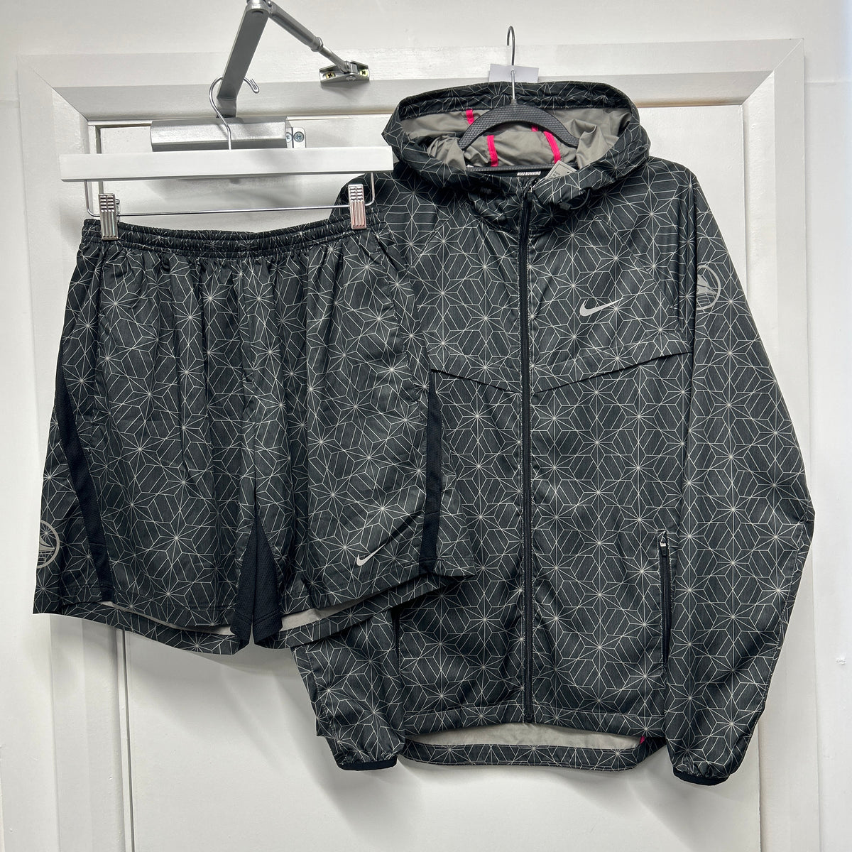 NIKE GEOMETRIC SET